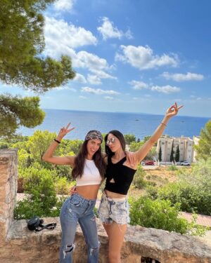 Luciana Sismondi Instagram - Jueves de #TBT!

En los momentos difíciles, encuentro resiliencia y motivación al recordar instantes inolvidables, hermosos y muy felices como este viaje que hice con mi hermana a Ibiza mientras estoy en cama con gripa, dándole a mi cuerpo el descanso que necesita 😷♥️.