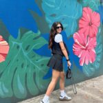 Luciana Sismondi Instagram - Tú decides cómo te tomas lo que te va pasando en la vida, vete por el lado bueno! Feliz lunes usando este par de tenis (de mis favoritos porque combinan con todo) de @kswissmexico . 💥☀️😃