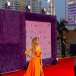 Luciana Sismondi Instagram - 𝐑𝐞𝐝 𝐂𝐚𝐫𝐩𝐞𝐭 🧡 @premiosjuventud @televisa @univision @sunlaboficial @victoryjesse @george_figueroa @linag42 @mikeldeversalles @elmisreyes @abdiel.zulbaran @theurbandamagazine