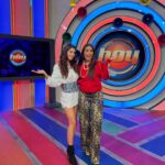 Luciana Sismondi Instagram - Haciendo eso que me hace tan feliz. Un día más en @programahoy pasando un gran rato. Gracias por la invitación!