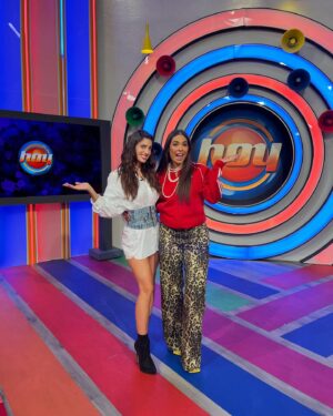 Luciana Sismondi Instagram - Haciendo eso que me hace tan feliz. Un día más en @programahoy pasando un gran rato. Gracias por la invitación!
