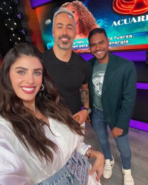 Luciana Sismondi Instagram - Haciendo eso que me hace tan feliz. Un día más en @programahoy pasando un gran rato. Gracias por la invitación!