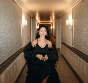Luciane Buchanan Instagram - Thank you to the @capeusa team for such a wonderful, inspiring evening celebrating API women & non-binary in entertainment, specifically @peakpasifika co-founder/showrunner and all round Samoan badass @dledouxm 👊🏽🌺 Every recipient left us all so moved to keep killing it in our fields, honoring our ancestors and knocking down those zzz doors. I feel so lucky standing with you 🤯 The PI film community here is small (but mighty) and I can’t wait for the following years to have more us repping out hurrr! 🌊

Thank you again to @benjaminholtrop for dressing me in all API drip and bringing the dr~a~ma to these hotel walls 😂🦚✨