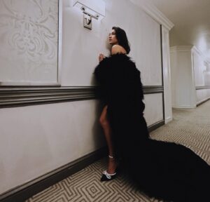 Luciane Buchanan Instagram - Thank you to the @capeusa team for such a wonderful, inspiring evening celebrating API women & non-binary in entertainment, specifically @peakpasifika co-founder/showrunner and all round Samoan badass @dledouxm 👊🏽🌺 Every recipient left us all so moved to keep killing it in our fields, honoring our ancestors and knocking down those zzz doors. I feel so lucky standing with you 🤯 The PI film community here is small (but mighty) and I can’t wait for the following years to have more us repping out hurrr! 🌊

Thank you again to @benjaminholtrop for dressing me in all API drip and bringing the dr~a~ma to these hotel walls 😂🦚✨