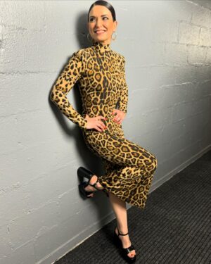 Lucie Bernardoni Instagram - 🫶 Deuxième demi-finale @staracademytf1 

Robe: @newarrivals.co 🐆 by @ilkyazozel 

On dit Monsieur @mathieubarthelatcolin au stylisme. 
Même pour acheter mes pyjamas je lui demande maintenant ;) 

💄 Makeup la merveilleuse @catillonvirginie_makeup 
Hier soir, c’est Christelle qui m’a coiffé pour @franckprovostparis . ❤️
Notre @ludovic.chapalain national revient la semaine prochaine. 
Merci à @mariiiecl la productrice artistique du prime ❤️ pour tout.

Mon grand @axel.marbeuf spéciale dédicace pour le look. On est liés. Et “rien” ne pourra changer ça 💕 tu as la ref piupiu ? 😉