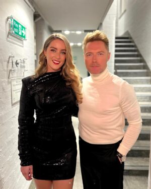 Lucie Jones Instagram - Merry Christmas from The London Palladium, where I had the pleasure of duetting with the one and only @rokeating last night 🎄 thanks for having me @magicfm and merrrrry christmas!