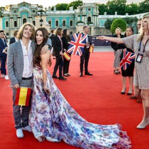 Lucie Jones Instagram - How was this 7 years ago? SEVEN! @eurovision @bbceurovision 

1- @manelnmusic ♥️ 
2- 12 points 🇦🇺 
3- @grahnort ♥️ 
4- @tvsrichardarnold 🇬🇧 
5- @kenbrucepopmaster 👑 
6- legends 🎤 
7- @melgiedroyc 🤩♥️😇
8- BTS 🎥 
9- Early in my @realscottmills love story 😻
10- legends on top building in BEAUT Ukraine 🇺🇦