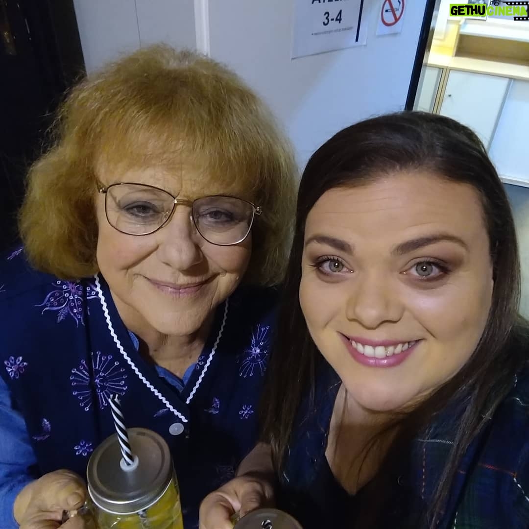 Lucie Polišenská - 13.5K Likes - I při práci se můžem cítit jak v Bibione 🤗 akorát nám chybí deštníčky v pitíčku🤩 S Ivuškou je to vždycky fajn a můžem si ze sebe dělat srandu 😘😘😘
