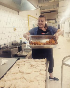 Lucie Polišenská Instagram - @wesinka1 @wechjan @betkatupa @anntu_ @lenka.chrastinova Příprava na šedesátiny mého kamaráda Zdéni v Hustopečích. Připadám si užitečná! Obaleno a nasmaženo 200 řízků💪👍😃