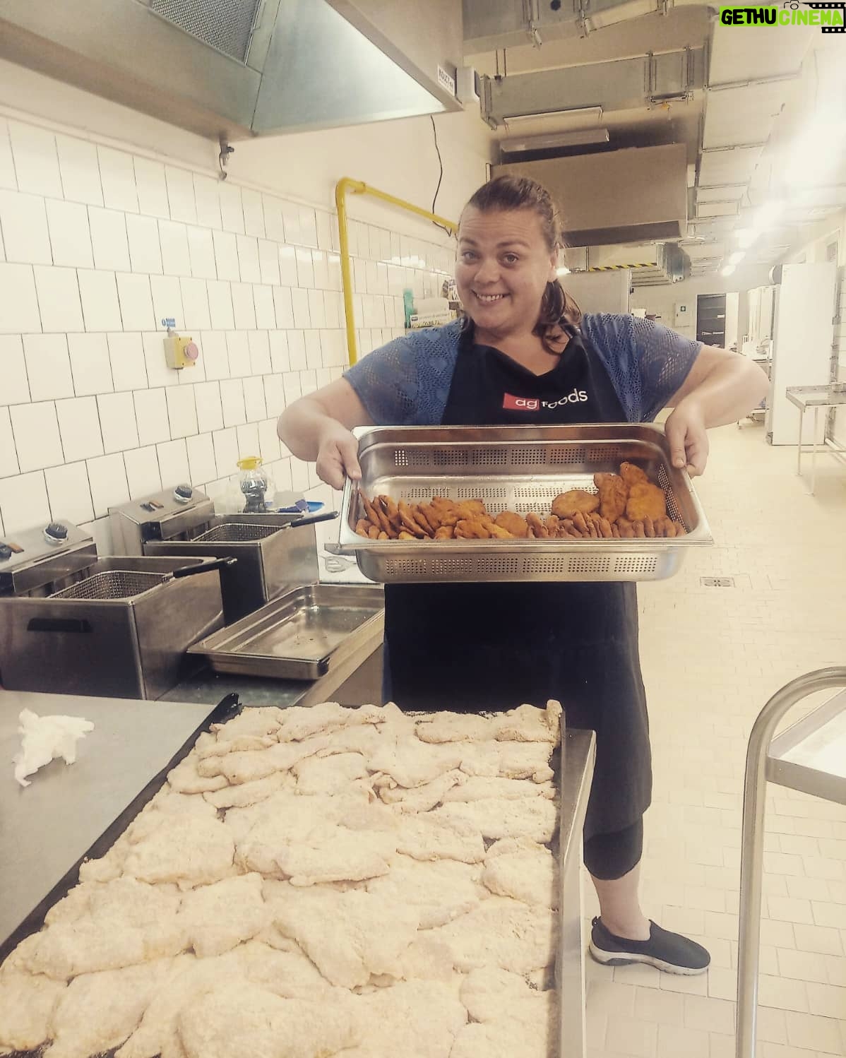 Lucie Polišenská - 6.8K Likes - @wesinka1 @wechjan @betkatupa @anntu_ @lenka.chrastinova Příprava na šedesátiny mého kamaráda Zdéni v Hustopečích. Připadám si užitečná! Obaleno a nasmaženo 200 řízků💪👍😃