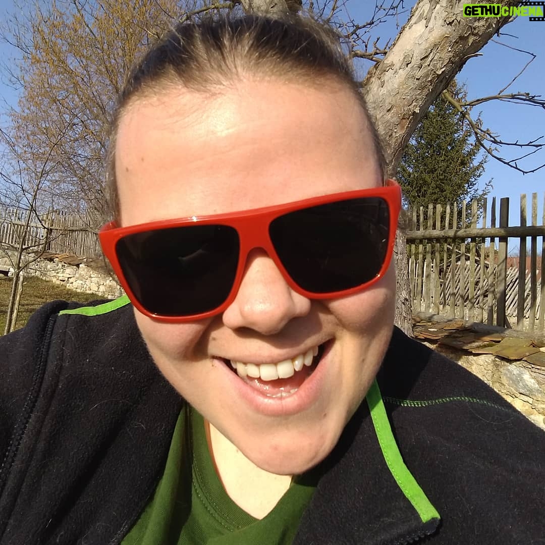 Lucie Polišenská - 12.2K Likes - To sluníčko je božííí! Já a moje oblíbená lavička . Chovám k ní hluboké city 😁