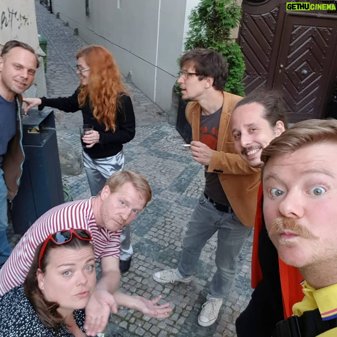Lucie Polišenská - 4.6K Likes - @filip.kankovsky @pavel.batek schůze činohry Národního divadla. Konečně pivo s kamarádama 🥰🥰🥰