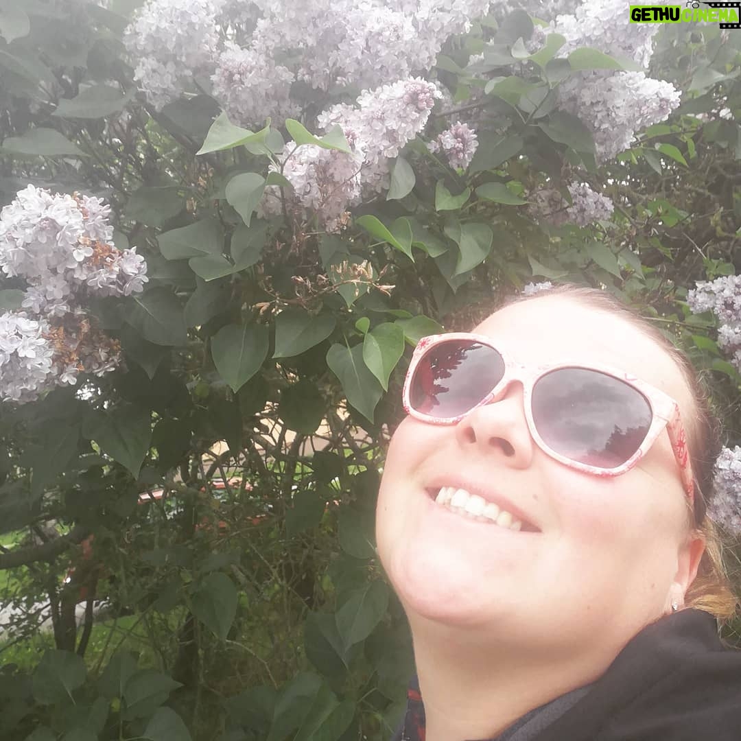 Lucie Polišenská - 6.8K Likes - Šeřík je moje úplně nejvíc oblíbená jarní záležitost 🥰 jak jste na tom vy?