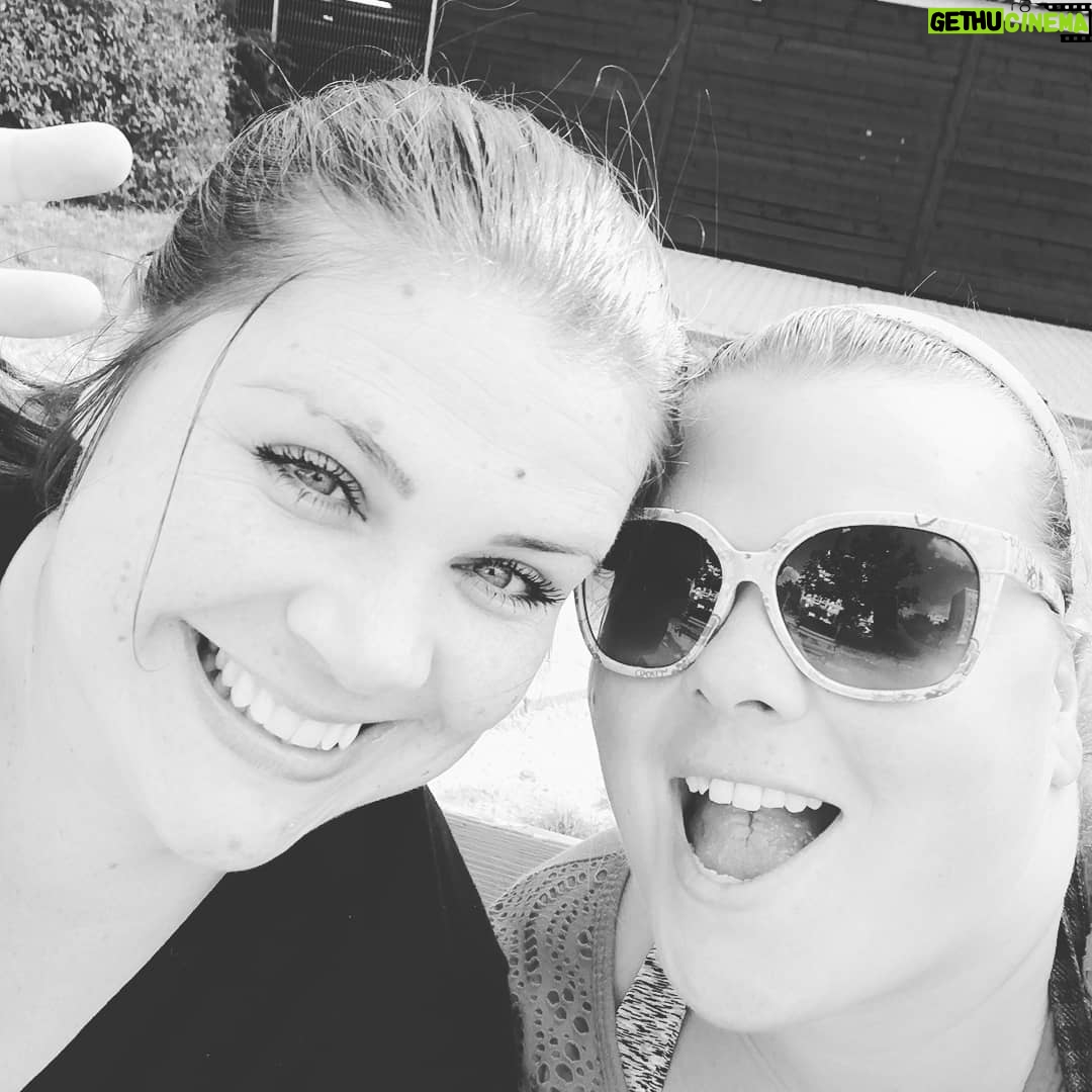 Lucie Polišenská - 6.8K Likes - @martinagrubhofferova Se segrou! Ta vzácná chvíle ,kdy neděláme ksichty a máme celkem normální fotku. To se stane jednou maximálně dvakrát za rok . Máte to taky tak se sourozenci? 🤪🤪🤪