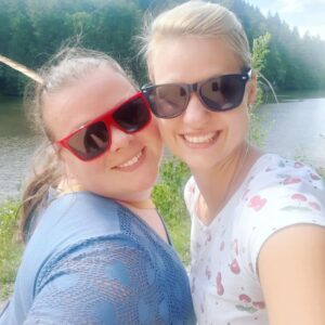 Lucie Polišenská Instagram - @svatbyprema A dneska tu máme jeden fotoromán z minulého týdne 🤪 jmenuje se "jak jsme jeli na vodu ". Bylo to opět krásné a očistné. S mojí letitou kamarádkou Markétkou je vždy o zábavu postaráno. Myslím,že jde vidět, jak jsme den ode dne čerstvější😂😂😂