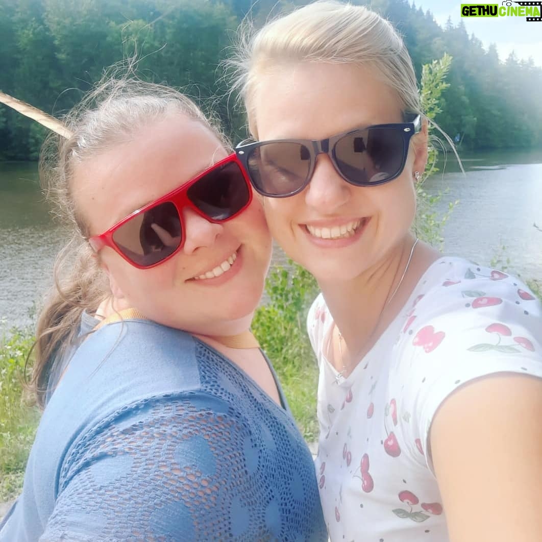 Lucie Polišenská - 8.6K Likes - @svatbyprema A dneska tu máme jeden fotoromán z minulého týdne 🤪 jmenuje se "jak jsme jeli na vodu ". Bylo to opět krásné a očistné. S mojí letitou kamarádkou Markétkou je vždy o zábavu postaráno. Myslím,že jde vidět, jak jsme den ode dne čerstvější😂😂😂