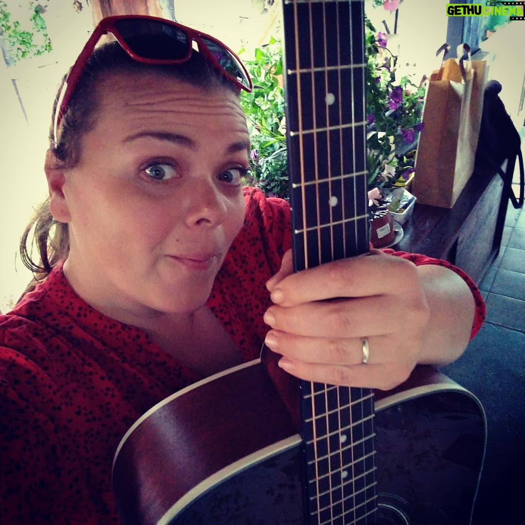 Lucie Polišenská - 7.2K Likes - Jupiiiii konečně jsem dostala kytaru ♥️♥️♥️ můžu konečně hrát dokola těch svých 5 songů! Asi opráším zpěvník já písnička-zelenej,žlutej a možná i modrej 💪😂