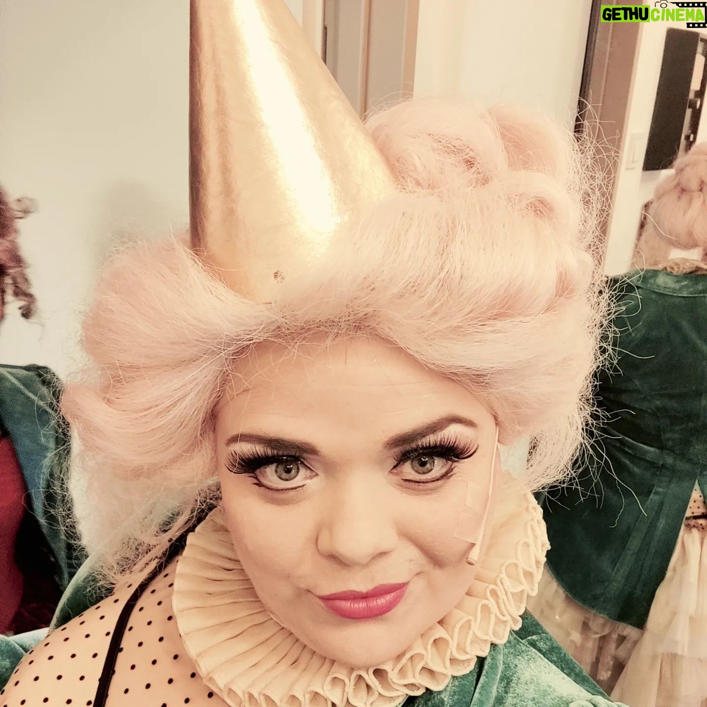 Lucie Polišenská - 4.3K Likes - @cinohrand Včerejší záskok v inscenaci Kráska a zvíře! Moc velká zábava. Paruka jako cukrová vata, to chceš 😋😋😋