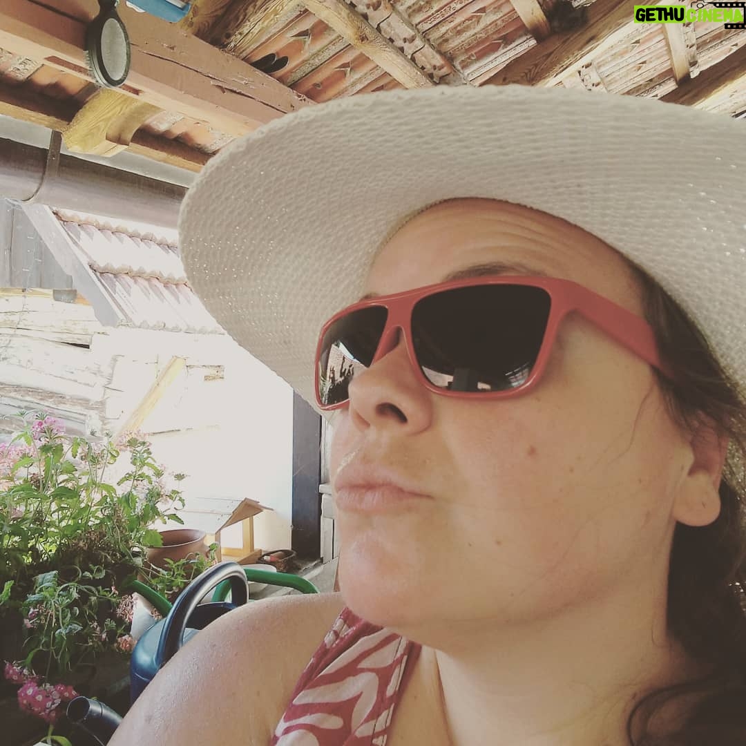 Lucie Polišenská - 5.1K Likes - Sice asi chcípnu vedrem,ale jdu sekat! 🤘 Třicítka opalovací krém to jistí 😀😀😀