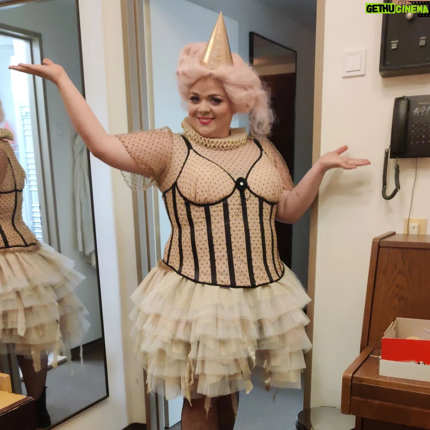 Lucie Polišenská - 4.3K Likes - @cinohrand Včerejší záskok v inscenaci Kráska a zvíře! Moc velká zábava. Paruka jako cukrová vata, to chceš 😋😋😋