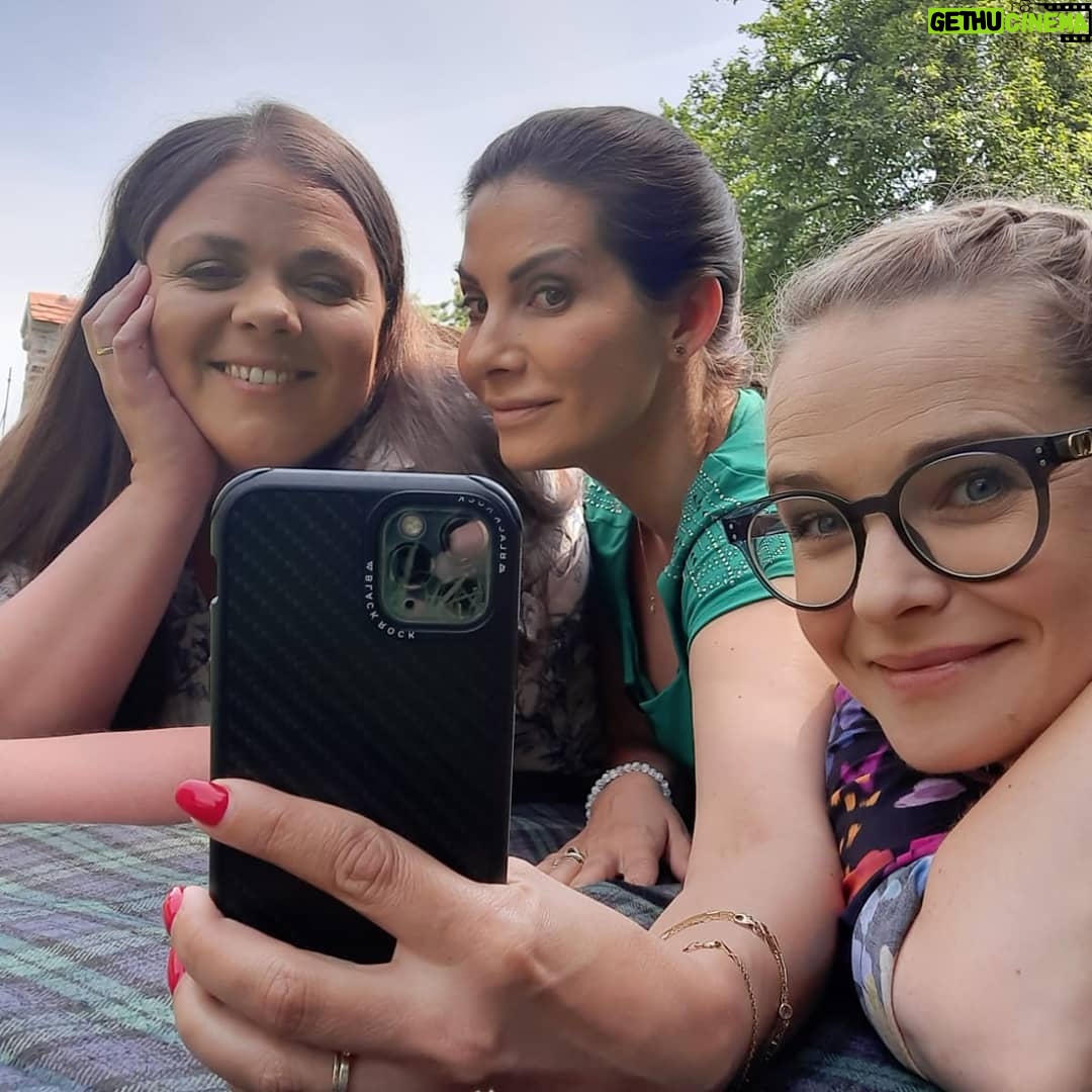 Lucie Polišenská - 8.6K Likes - Někdo jezdí na dovolenou do Bibione, my na exteriér do Záp 😀 Evička nám vysvětluje jak na sociální sítě a občas přihodí radu do života.😍😍😍 #hérečka #slunecna