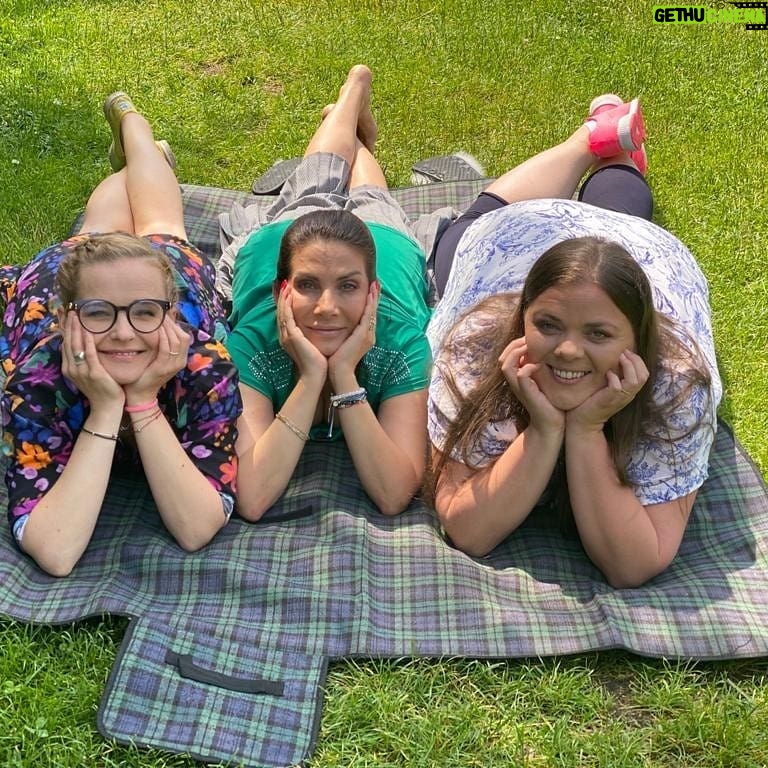 Lucie Polišenská - 8.6K Likes - Někdo jezdí na dovolenou do Bibione, my na exteriér do Záp 😀 Evička nám vysvětluje jak na sociální sítě a občas přihodí radu do života.😍😍😍 #hérečka #slunecna