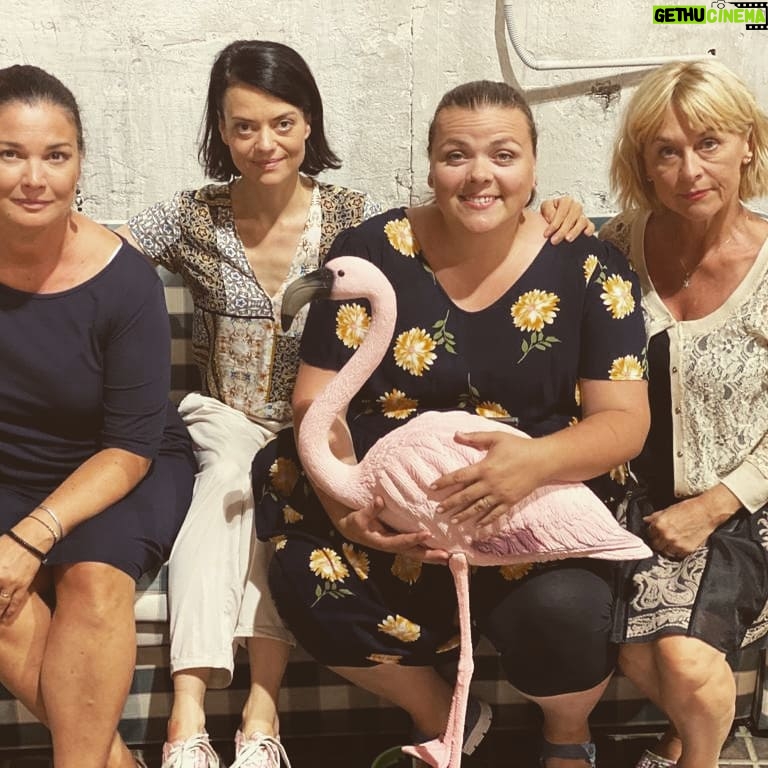 Lucie Polišenská - 6.6K Likes - @martinapreissova_official @jana_strykova @danabatulkova Chtěla jsem se vyfotit s holkama a plameňákem! výsledek mluví za vše😂😂😂 Holky děkuju,že se mnou máte takovou trpělivost ♥️♥️💪
