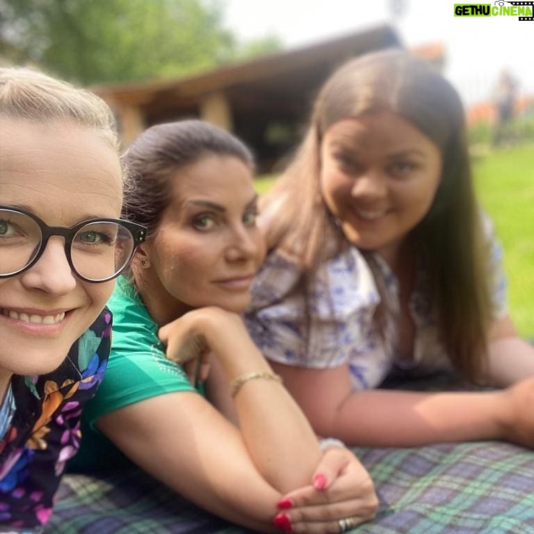 Lucie Polišenská - 8.6K Likes - Někdo jezdí na dovolenou do Bibione, my na exteriér do Záp 😀 Evička nám vysvětluje jak na sociální sítě a občas přihodí radu do života.😍😍😍 #hérečka #slunecna