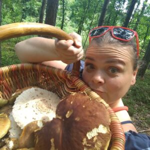 Lucie Polišenská Instagram - Na to se dá říct jenom jedno slovo ROSTOU!!! Nejradši mám když pak jdu pyšně vesnicí a připadám si hrozně důležitě😂😂😆😆 houbičkyyyyy