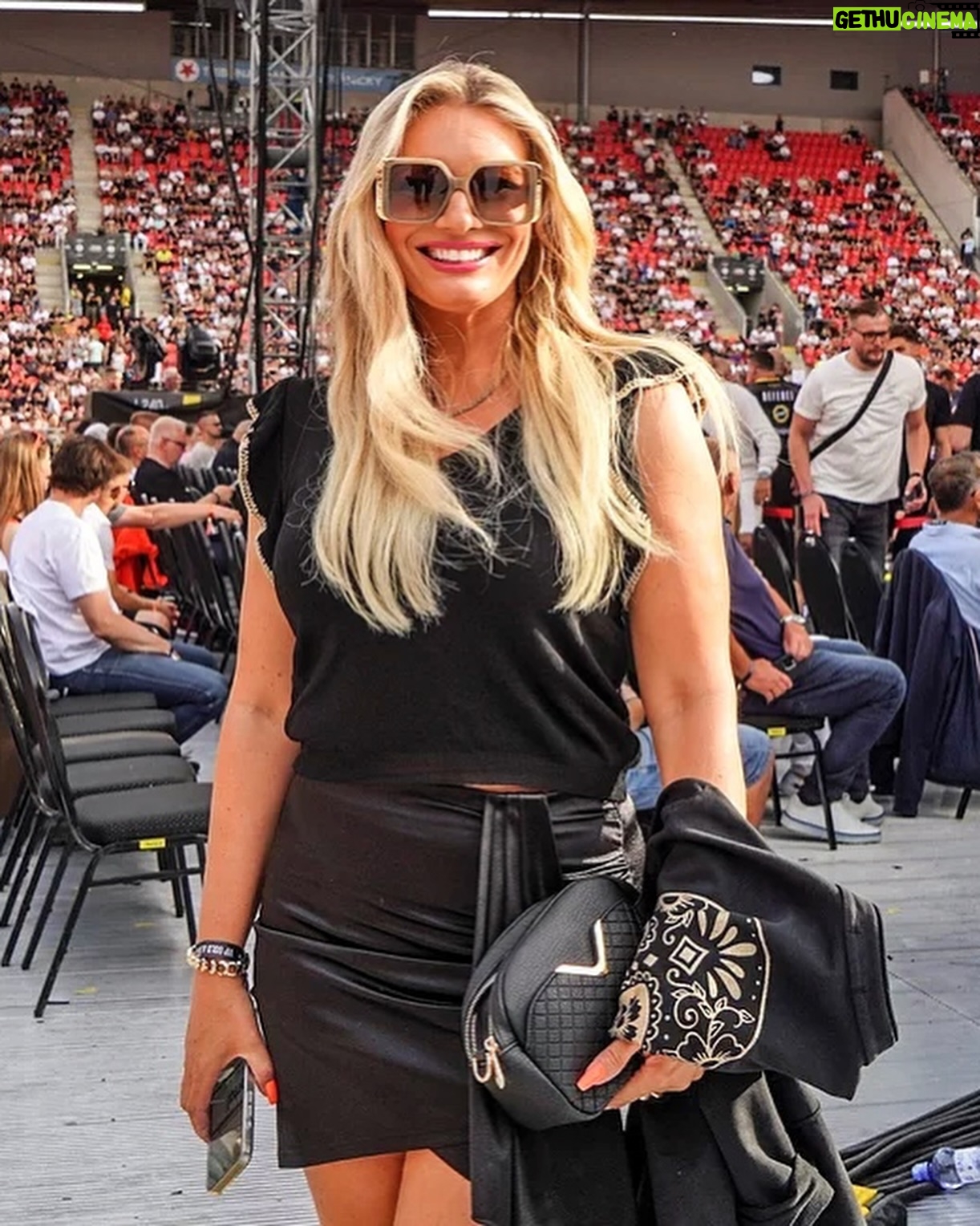 Lucie Borhyová Instagram - Plná Eden Aréna v Praze a Odveta století🔥👊děkuji @oktagonmma 🤩 #mma #fight #oktagon #prague #eden #arena #czechrepublic