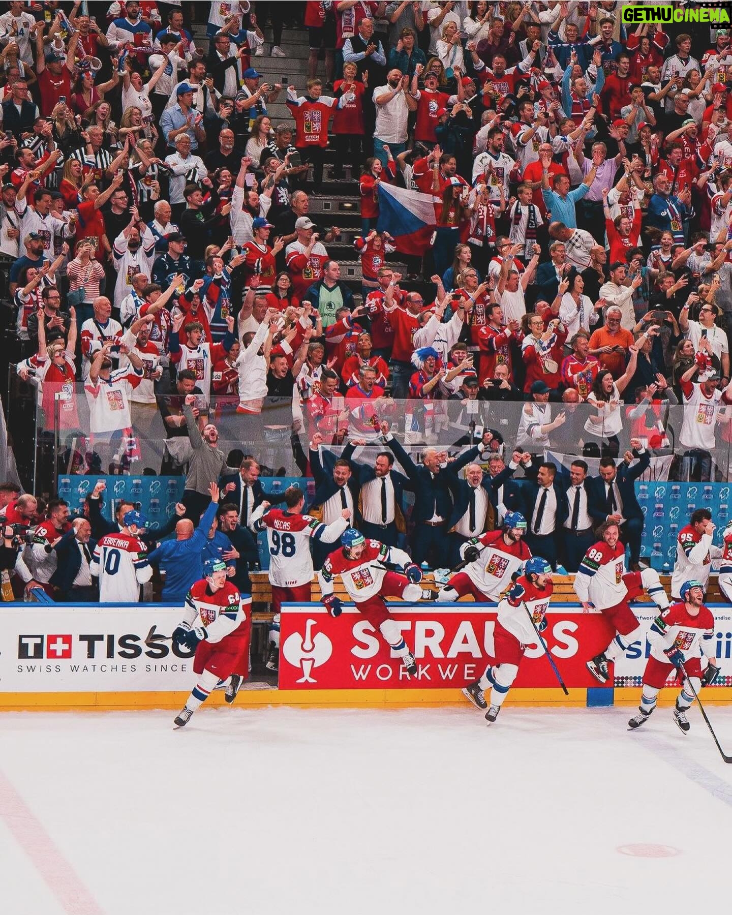 Lucie Šafářová Instagram - Zlato.🥇Po 14letech! Doma v Praze. Před těma nejlepšíma fanouškama světa! To byla jízda! 🇨🇿🥳🥳 Velký dík celému 🇨🇿hokejovému týmu! Na tyhle zážitky zase dlouuuuho nezapomeneme! Holt v O2 aréně nám ty sporty jdou! 🤣🤣 Já si každý zápas moc užívala, někdy i vzpomínala na naše dávná fed cupová vítězství, ale prostě 🎩 dolů před těma výkonama, co naši předvedli! 🤩💪🏻 No a ta atmosféra, kterou jsme tam 🇨🇿 vytvořili je prostě nejvíc! Moc jsme jim to přáli a ono se to povedlo! 🥳 Já jsem moc pyšná na @tomasplekanec za to, jak pěkně zvládl svou novou roli! Bylo zvláštní ho vidět bez helmy 😂😂 ale myslím, že těch 1000000000 hodin koukání doma na hokej, kde jen občas zabojuji já o tenis a děti o pohádku svědčí o tom, že hokej pořád miluje a rád ho pomáhá dávat dál. ❤️ Smekám i před celým realizačním týmem v čele s Radimem Rulíkem, na který byl obrovský tlak a určitě není vůbec lehké to celé ustát! Oni to dali a zaslouženě teď drží 🥇🏆! No tak teď jim přeji pěkné oslavy a ať jim ta radost “lepí” dál a my se zase budeme těšit na další hokejové bitvy! @tomasplekanec si teď beru jako kouče do Paříže na legendy, tak snad to vítěznou vlnu přenese i na mě! 🤣💪🏻 #cesko #ceskyhokej #mistri