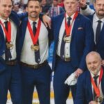 Lucie Šafářová Instagram - Zlato.🥇Po 14letech! Doma v Praze. Před těma nejlepšíma fanouškama světa! To byla jízda! 🇨🇿🥳🥳 Velký dík celému 🇨🇿hokejovému týmu! Na tyhle zážitky zase dlouuuuho nezapomeneme! Holt v O2 aréně nám ty sporty jdou! 🤣🤣 Já si každý zápas moc užívala, někdy i vzpomínala na naše dávná fed cupová vítězství, ale prostě 🎩 dolů před těma výkonama, co naši předvedli! 🤩💪🏻 No a ta atmosféra, kterou jsme tam 🇨🇿 vytvořili je prostě nejvíc! Moc jsme jim to přáli a ono se to povedlo! 🥳 Já jsem moc pyšná na @tomasplekanec za to, jak pěkně zvládl svou novou roli! Bylo zvláštní ho vidět bez helmy 😂😂 ale myslím, že těch 1000000000 hodin koukání doma na hokej, kde jen občas zabojuji já o tenis a děti o pohádku svědčí o tom, že hokej pořád miluje a rád ho pomáhá dávat dál. ❤️ Smekám i před celým realizačním týmem v čele s Radimem Rulíkem, na který byl obrovský tlak a určitě není vůbec lehké to celé ustát! Oni to dali a zaslouženě teď drží 🥇🏆! No tak teď jim přeji pěkné oslavy a ať jim ta radost “lepí” dál a my se zase budeme těšit na další hokejové bitvy! @tomasplekanec si teď beru jako kouče do Paříže na legendy, tak snad to vítěznou vlnu přenese i na mě! 🤣💪🏻 #cesko #ceskyhokej #mistri