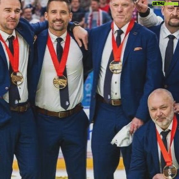 Lucie Šafářová Instagram - Zlato.🥇Po 14letech! Doma v Praze. Před těma nejlepšíma fanouškama světa! To byla jízda! 🇨🇿🥳🥳 Velký dík celému 🇨🇿hokejovému týmu! Na tyhle zážitky zase dlouuuuho nezapomeneme! Holt v O2 aréně nám ty sporty jdou! 🤣🤣 Já si každý zápas moc užívala, někdy i vzpomínala na naše dávná fed cupová vítězství, ale prostě 🎩 dolů před těma výkonama, co naši předvedli! 🤩💪🏻 No a ta atmosféra, kterou jsme tam 🇨🇿 vytvořili je prostě nejvíc! Moc jsme jim to přáli a ono se to povedlo! 🥳 Já jsem moc pyšná na @tomasplekanec za to, jak pěkně zvládl svou novou roli! Bylo zvláštní ho vidět bez helmy 😂😂 ale myslím, že těch 1000000000 hodin koukání doma na hokej, kde jen občas zabojuji já o tenis a děti o pohádku svědčí o tom, že hokej pořád miluje a rád ho pomáhá dávat dál. ❤️ Smekám i před celým realizačním týmem v čele s Radimem Rulíkem, na který byl obrovský tlak a určitě není vůbec lehké to celé ustát! Oni to dali a zaslouženě teď drží 🥇🏆! No tak teď jim přeji pěkné oslavy a ať jim ta radost “lepí” dál a my se zase budeme těšit na další hokejové bitvy! @tomasplekanec si teď beru jako kouče do Paříže na legendy, tak snad to vítěznou vlnu přenese i na mě! 🤣💪🏻 #cesko #ceskyhokej #mistri