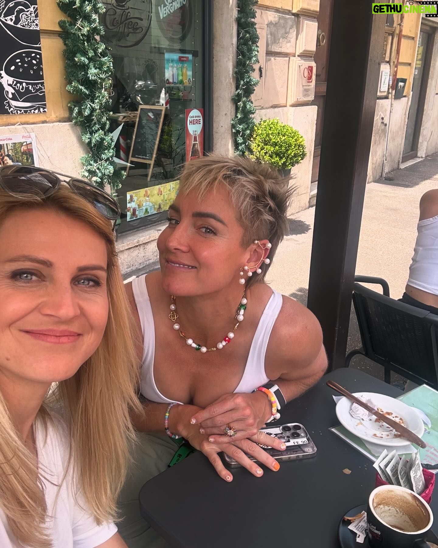 Lucie Šafářová Instagram - Řím ❤️ bylo to fajn! Tohle město asi nejde nemilovat.. snad se to i divákům @canalplussportczsk líbilo! Mě se natáčelo s týmem skvěle! Teď už se těším domů na rodinku a hokej! 🙃 Ciao Italia! Rome ❤️ always special! Was fun to see italian fans making amazing attendance at @internazionalibnlditalia , eat gelato, pasta, mozzarella and ☕️😍! Loved it all! Ciao until next time!