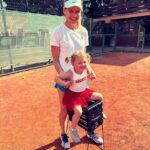 Lucie Šafářová Instagram - Největší zábava je šťourání antuky a zametání, ale třeba se ta koncentrace někdy přesune i na hru.. 😅🥰 #tenistky #momentka The most fun is making holes in clay so far or brushing the lines, but hopefully one day the focus will move to the game! 😅🥰 #tennis #momanddaughter
