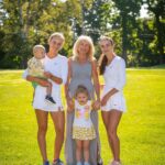 Lucie Šafářová Instagram - Přeji všem maminkám krásný svátek! 💐🥂 Každá jsme originální a děláme to nejlepší v našich silách pro ty naše lásky! Já jsem taaaaak moc vděčná za ty moje! @jana.safarova a @czechie23 děkuji, že jste! Protože mám od malička možnost komu zavolat o radu, o utěšení, mám si komu postěžovat, poplakat, mám se s kým smát, mám s kým jít na kafe, probrat ženský věci, dát komu pohlídat děti bez jediné obavy, prostě mám ve vás tu nejtvrdší opěrnou zeď, která vydrží všechno!!! Tak ať ten náš klan “šafářek” nikdy nekončí! 😘❤️🤗 #denmatek #děkuji #vděčná #láska