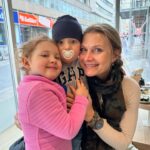 Lucie Šafářová Instagram - Přeji všem maminkám krásný svátek! 💐🥂 Každá jsme originální a děláme to nejlepší v našich silách pro ty naše lásky! Já jsem taaaaak moc vděčná za ty moje! @jana.safarova a @czechie23 děkuji, že jste! Protože mám od malička možnost komu zavolat o radu, o utěšení, mám si komu postěžovat, poplakat, mám se s kým smát, mám s kým jít na kafe, probrat ženský věci, dát komu pohlídat děti bez jediné obavy, prostě mám ve vás tu nejtvrdší opěrnou zeď, která vydrží všechno!!! Tak ať ten náš klan “šafářek” nikdy nekončí! 😘❤️🤗 #denmatek #děkuji #vděčná #láska