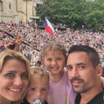 Lucie Šafářová Instagram - Zlato.🥇Po 14letech! Doma v Praze. Před těma nejlepšíma fanouškama světa! To byla jízda! 🇨🇿🥳🥳 Velký dík celému 🇨🇿hokejovému týmu! Na tyhle zážitky zase dlouuuuho nezapomeneme! Holt v O2 aréně nám ty sporty jdou! 🤣🤣 Já si každý zápas moc užívala, někdy i vzpomínala na naše dávná fed cupová vítězství, ale prostě 🎩 dolů před těma výkonama, co naši předvedli! 🤩💪🏻 No a ta atmosféra, kterou jsme tam 🇨🇿 vytvořili je prostě nejvíc! Moc jsme jim to přáli a ono se to povedlo! 🥳 Já jsem moc pyšná na @tomasplekanec za to, jak pěkně zvládl svou novou roli! Bylo zvláštní ho vidět bez helmy 😂😂 ale myslím, že těch 1000000000 hodin koukání doma na hokej, kde jen občas zabojuji já o tenis a děti o pohádku svědčí o tom, že hokej pořád miluje a rád ho pomáhá dávat dál. ❤️ Smekám i před celým realizačním týmem v čele s Radimem Rulíkem, na který byl obrovský tlak a určitě není vůbec lehké to celé ustát! Oni to dali a zaslouženě teď drží 🥇🏆! No tak teď jim přeji pěkné oslavy a ať jim ta radost “lepí” dál a my se zase budeme těšit na další hokejové bitvy! @tomasplekanec si teď beru jako kouče do Paříže na legendy, tak snad to vítěznou vlnu přenese i na mě! 🤣💪🏻 #cesko #ceskyhokej #mistri