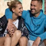 Lucie Šafářová Instagram - Většinou vtipkujeme,ale je čas říct něco vážně. Krásná kariéra @tomasplekanec!! 🙏🏻 Máš můj obdiv za vše, co jsi dokázal. 🎩 Jsi legenda v hokeji i sportu za všechny tvé úspěchy, reprezentaci naší 🇨🇿, ale hlavně za to obrovské sportovní srdce, hodnoty, zodpovědnost, odhodlání, cílevědomost, týmového ducha a fairplay. Málo kdo vydržel hrát takhle dlouho v jednom klubu NHL, málo kdo vydržel tak dlouho hrát profi hokej. Přinesl jsi toho strašne moc do světa hokeje a nám bude moc chybět vidět tě na ledě. Fandit. Sdílet emoce vítězství i proher. Udělal jsi nejtežší rozhodnutí v životě sportovce a určitě to nebylo lehké rozhodnutí. Já jsem ráda, že jsi se rozhodl pro své zdraví, protože tě jěště chci naučit ten forhand a myslím, že sport je náš život dál, jen v jiné míře. Těšíme se na novou etapu s tebou a určitě máš, co předávat dál…kdo ví, třeba jednou i Oliverovi. 😌 Milujeme te ❤️ Děkujeme, že jsi, jaký jsi. 🙏🏻