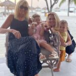 Lucie Šafářová Instagram - Přeji všem maminkám krásný svátek! 💐🥂 Každá jsme originální a děláme to nejlepší v našich silách pro ty naše lásky! Já jsem taaaaak moc vděčná za ty moje! @jana.safarova a @czechie23 děkuji, že jste! Protože mám od malička možnost komu zavolat o radu, o utěšení, mám si komu postěžovat, poplakat, mám se s kým smát, mám s kým jít na kafe, probrat ženský věci, dát komu pohlídat děti bez jediné obavy, prostě mám ve vás tu nejtvrdší opěrnou zeď, která vydrží všechno!!! Tak ať ten náš klan “šafářek” nikdy nekončí! 😘❤️🤗 #denmatek #děkuji #vděčná #láska