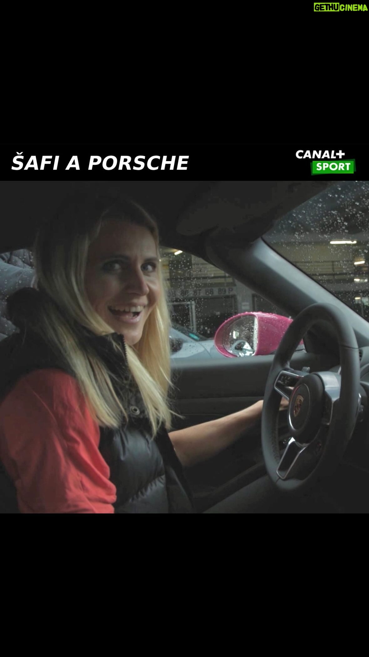 Lucie Šafářová Instagram - Šafi a Porsche!😎 Naše milá expertka Lucie Šafářová na nedávném Porsche Open ve Stuttgartu vzorně plnila svou roli v živých studiích CANAL Sport a ve volné chvíli navíc svezla kameramana Michala Fencla ve sponzorském voze.🛞