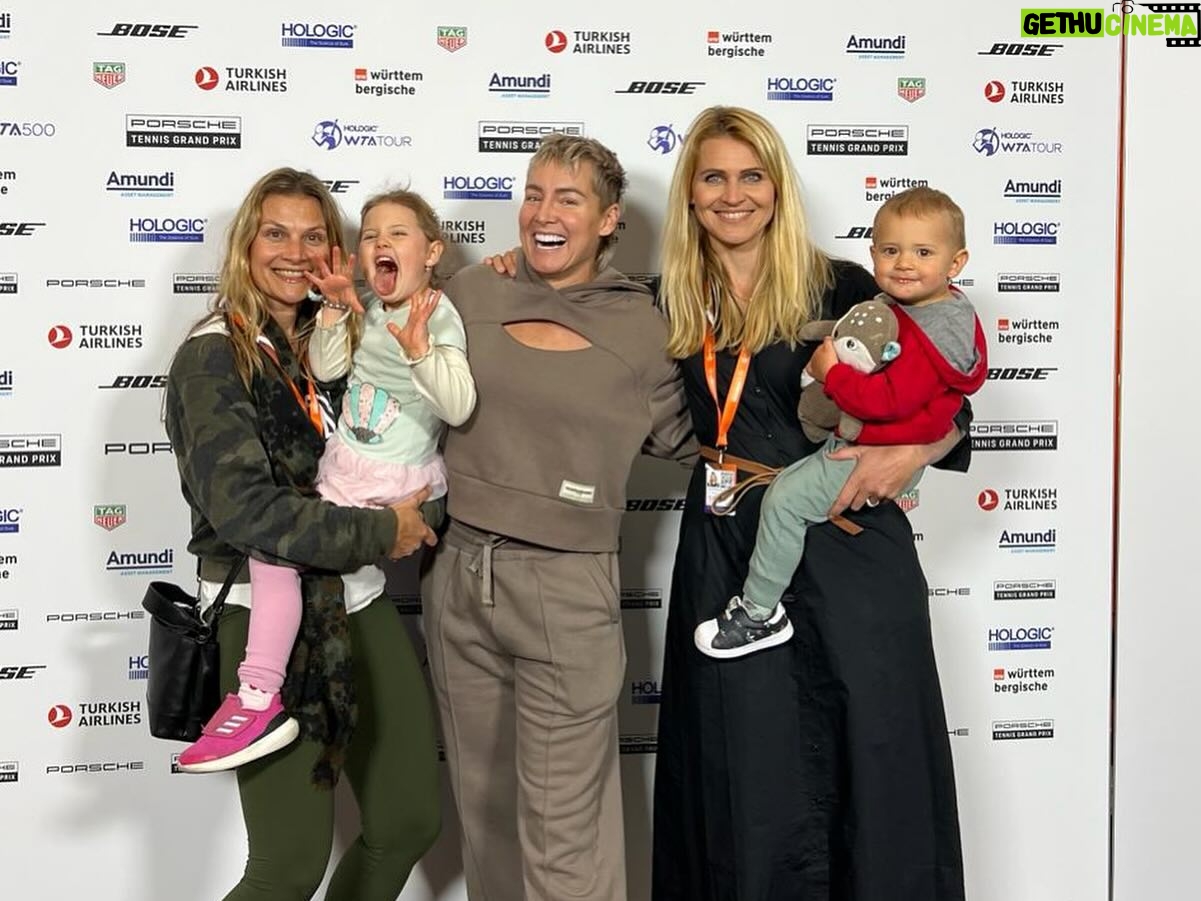 Lucie Šafářová Instagram - Jak se vám líbí live studio Match Point s @canalplussportczsk ? My si to tam užili moc! Stuttgart je prostě parádní turnaj po všech stránkách! No a s Beth je vždy akce a sranda! @matteksands thank u for inspiring Lea not only in tennis but especially fasnion! 🤩Uncle @sandsjustin is new fav and it was great to catch up with everyone! Stuttgart is one of the best tournaments on tour! #thankyou