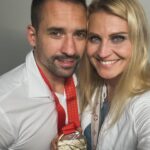 Lucie Šafářová Instagram - Zlato.🥇Po 14letech! Doma v Praze. Před těma nejlepšíma fanouškama světa! To byla jízda! 🇨🇿🥳🥳 Velký dík celému 🇨🇿hokejovému týmu! Na tyhle zážitky zase dlouuuuho nezapomeneme! Holt v O2 aréně nám ty sporty jdou! 🤣🤣 Já si každý zápas moc užívala, někdy i vzpomínala na naše dávná fed cupová vítězství, ale prostě 🎩 dolů před těma výkonama, co naši předvedli! 🤩💪🏻 No a ta atmosféra, kterou jsme tam 🇨🇿 vytvořili je prostě nejvíc! Moc jsme jim to přáli a ono se to povedlo! 🥳 Já jsem moc pyšná na @tomasplekanec za to, jak pěkně zvládl svou novou roli! Bylo zvláštní ho vidět bez helmy 😂😂 ale myslím, že těch 1000000000 hodin koukání doma na hokej, kde jen občas zabojuji já o tenis a děti o pohádku svědčí o tom, že hokej pořád miluje a rád ho pomáhá dávat dál. ❤️ Smekám i před celým realizačním týmem v čele s Radimem Rulíkem, na který byl obrovský tlak a určitě není vůbec lehké to celé ustát! Oni to dali a zaslouženě teď drží 🥇🏆! No tak teď jim přeji pěkné oslavy a ať jim ta radost “lepí” dál a my se zase budeme těšit na další hokejové bitvy! @tomasplekanec si teď beru jako kouče do Paříže na legendy, tak snad to vítěznou vlnu přenese i na mě! 🤣💪🏻 #cesko #ceskyhokej #mistri