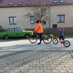 Lucie Šafářová Instagram - Nás to jarně navnadilo do cyklistiky a teď zase přišla zima.. 🥶 každopádně jsme toho stihli hodně otestovat! @tomasplekanec je totiž sběratel kilometrů 🤣😅 a baví nás to! Ptali jste se hodně na info, takže pro nás nejlepší orientace na mapy.cz (stejně se ztrácíme, ale to není jejich chyba🤣👍🏻) Olík v sedačce zamnou (tu máme Thule) a Lea byla na tyči, ale hodně se nákláněla, což vyřešil systém FollowMe! Ten je super! Děkuji za doporučení. Taky jsme otestovali novinku od @trekbikes_czsk elektrokolo, kde se vlezli oba dva do “vany”. Doporučuji spíš na rovinatý terén! Je dost těžké, ale Olík tam krásně spal na polohovací sedačce. Kola od nich máme s Tomem už roky a jsme spokojení. Nejsme profi cyklisti, ale možná brzo budem. 🤣🤣 jen sdílím, co nám vyhovuje s dětma. Kdyžtak nám můžete poradit a my to dál otestujeme😂😅 teď už jen chybí to počasí… 💪🏻 Biking adverures with kids. 😍