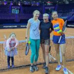 Lucie Šafářová Instagram - Jak se vám líbí live studio Match Point s @canalplussportczsk ? My si to tam užili moc! Stuttgart je prostě parádní turnaj po všech stránkách! No a s Beth je vždy akce a sranda! @matteksands thank u for inspiring Lea not only in tennis but especially fasnion! 🤩Uncle @sandsjustin is new fav and it was great to catch up with everyone! Stuttgart is one of the best tournaments on tour! #thankyou