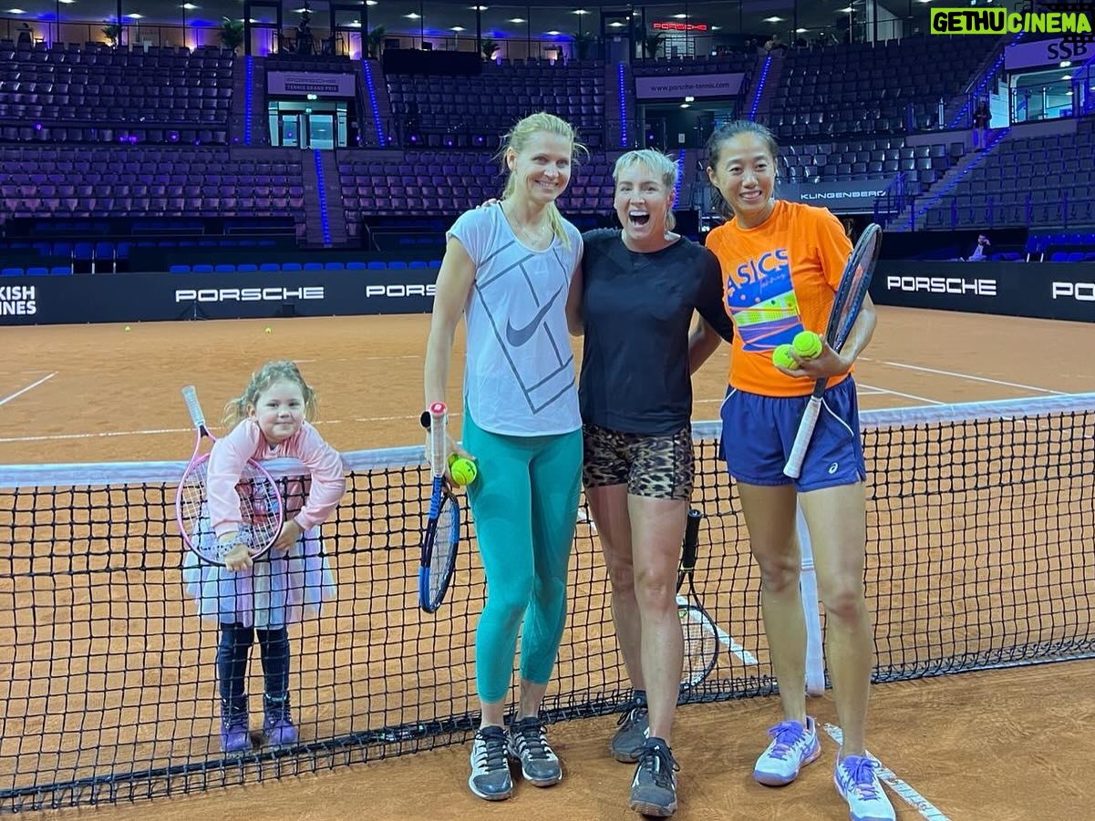 Lucie Šafářová Instagram - Jak se vám líbí live studio Match Point s @canalplussportczsk ? My si to tam užili moc! Stuttgart je prostě parádní turnaj po všech stránkách! No a s Beth je vždy akce a sranda! @matteksands thank u for inspiring Lea not only in tennis but especially fasnion! 🤩Uncle @sandsjustin is new fav and it was great to catch up with everyone! Stuttgart is one of the best tournaments on tour! #thankyou