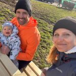 Lucie Šafářová Instagram - Nás to jarně navnadilo do cyklistiky a teď zase přišla zima.. 🥶 každopádně jsme toho stihli hodně otestovat! @tomasplekanec je totiž sběratel kilometrů 🤣😅 a baví nás to! Ptali jste se hodně na info, takže pro nás nejlepší orientace na mapy.cz (stejně se ztrácíme, ale to není jejich chyba🤣👍🏻) Olík v sedačce zamnou (tu máme Thule) a Lea byla na tyči, ale hodně se nákláněla, což vyřešil systém FollowMe! Ten je super! Děkuji za doporučení. Taky jsme otestovali novinku od @trekbikes_czsk elektrokolo, kde se vlezli oba dva do “vany”. Doporučuji spíš na rovinatý terén! Je dost těžké, ale Olík tam krásně spal na polohovací sedačce. Kola od nich máme s Tomem už roky a jsme spokojení. Nejsme profi cyklisti, ale možná brzo budem. 🤣🤣 jen sdílím, co nám vyhovuje s dětma. Kdyžtak nám můžete poradit a my to dál otestujeme😂😅 teď už jen chybí to počasí… 💪🏻 Biking adverures with kids. 😍
