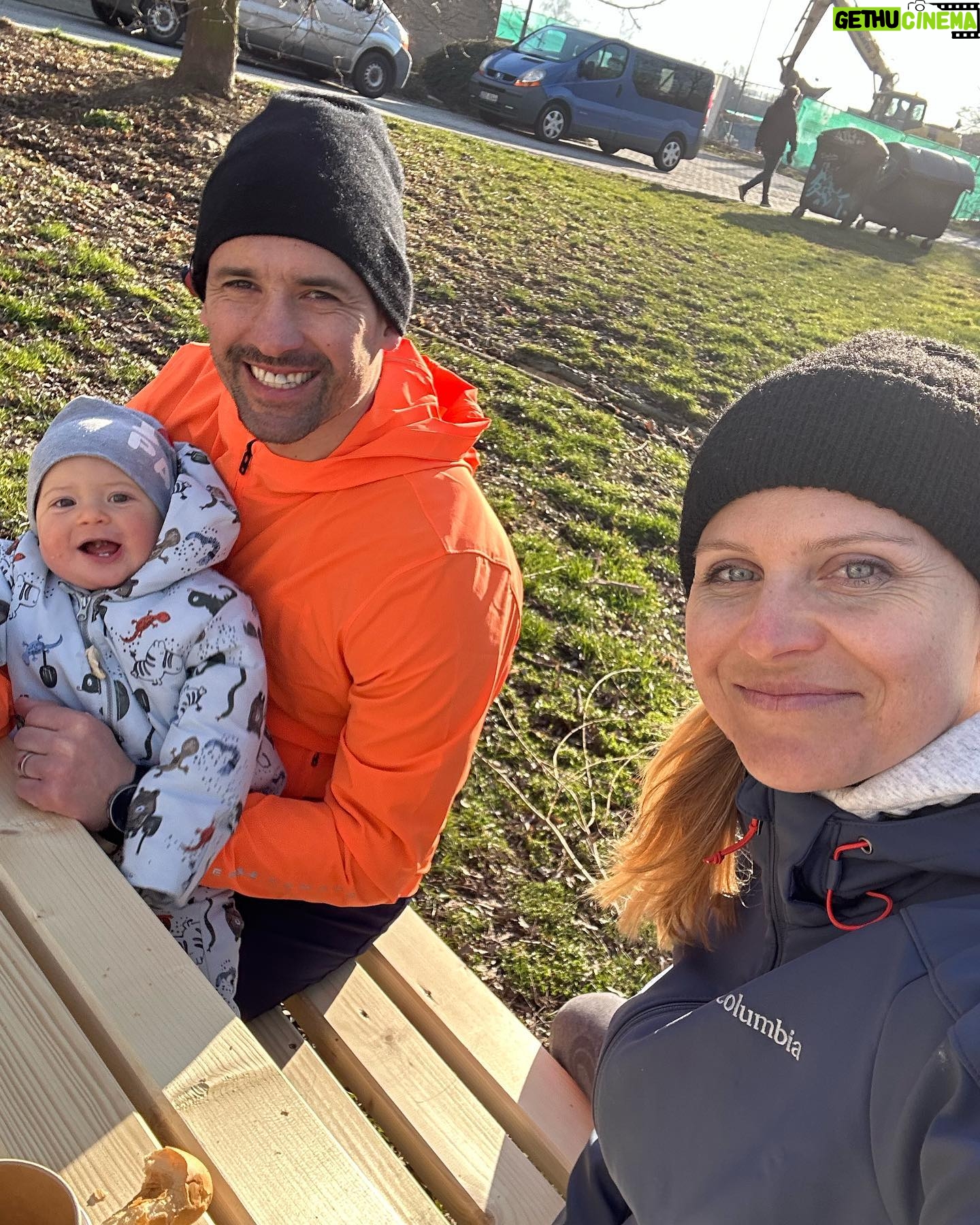 Lucie Šafářová Instagram - Nás to jarně navnadilo do cyklistiky a teď zase přišla zima.. 🥶 každopádně jsme toho stihli hodně otestovat! @tomasplekanec je totiž sběratel kilometrů 🤣😅 a baví nás to! Ptali jste se hodně na info, takže pro nás nejlepší orientace na mapy.cz (stejně se ztrácíme, ale to není jejich chyba🤣👍🏻) Olík v sedačce zamnou (tu máme Thule) a Lea byla na tyči, ale hodně se nákláněla, což vyřešil systém FollowMe! Ten je super! Děkuji za doporučení. Taky jsme otestovali novinku od @trekbikes_czsk elektrokolo, kde se vlezli oba dva do “vany”. Doporučuji spíš na rovinatý terén! Je dost těžké, ale Olík tam krásně spal na polohovací sedačce. Kola od nich máme s Tomem už roky a jsme spokojení. Nejsme profi cyklisti, ale možná brzo budem. 🤣🤣 jen sdílím, co nám vyhovuje s dětma. Kdyžtak nám můžete poradit a my to dál otestujeme😂😅 teď už jen chybí to počasí… 💪🏻 Biking adverures with kids. 😍