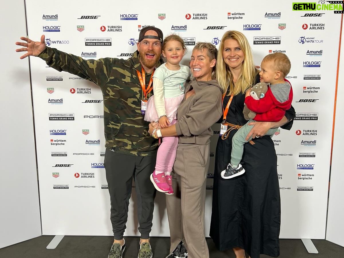 Lucie Šafářová Instagram - Jak se vám líbí live studio Match Point s @canalplussportczsk ? My si to tam užili moc! Stuttgart je prostě parádní turnaj po všech stránkách! No a s Beth je vždy akce a sranda! @matteksands thank u for inspiring Lea not only in tennis but especially fasnion! 🤩Uncle @sandsjustin is new fav and it was great to catch up with everyone! Stuttgart is one of the best tournaments on tour! #thankyou