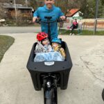 Lucie Šafářová Instagram - Nás to jarně navnadilo do cyklistiky a teď zase přišla zima.. 🥶 každopádně jsme toho stihli hodně otestovat! @tomasplekanec je totiž sběratel kilometrů 🤣😅 a baví nás to! Ptali jste se hodně na info, takže pro nás nejlepší orientace na mapy.cz (stejně se ztrácíme, ale to není jejich chyba🤣👍🏻) Olík v sedačce zamnou (tu máme Thule) a Lea byla na tyči, ale hodně se nákláněla, což vyřešil systém FollowMe! Ten je super! Děkuji za doporučení. Taky jsme otestovali novinku od @trekbikes_czsk elektrokolo, kde se vlezli oba dva do “vany”. Doporučuji spíš na rovinatý terén! Je dost těžké, ale Olík tam krásně spal na polohovací sedačce. Kola od nich máme s Tomem už roky a jsme spokojení. Nejsme profi cyklisti, ale možná brzo budem. 🤣🤣 jen sdílím, co nám vyhovuje s dětma. Kdyžtak nám můžete poradit a my to dál otestujeme😂😅 teď už jen chybí to počasí… 💪🏻 Biking adverures with kids. 😍